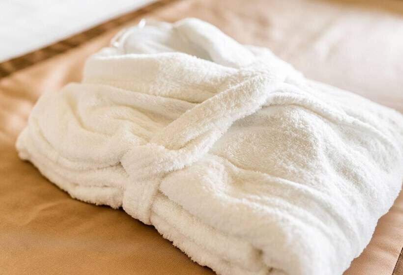 سوییت لوکس, Aqua Montis Resort & Spa