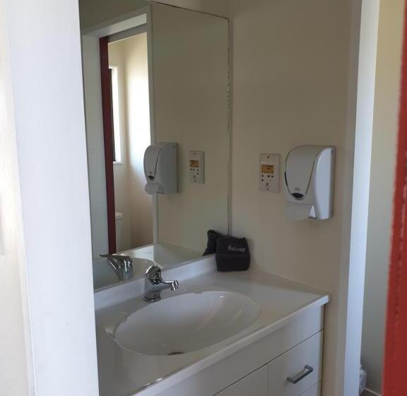 Студия Стандарт, Oxford Court Motel