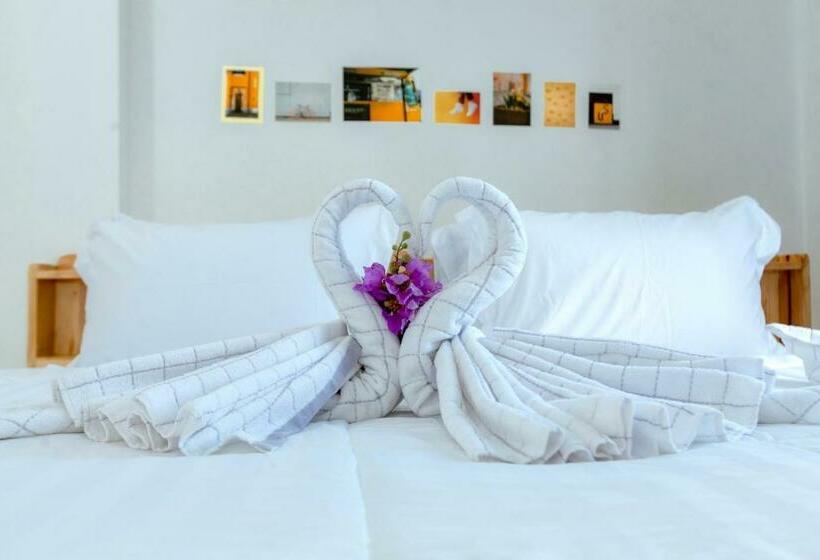 Номер Deluxe, Phanomrung Hostel & Linn Chan Cafe พนมรุ้ง โฮส์เทล แอนด์ ลิณณ์จัง คาเฟ่