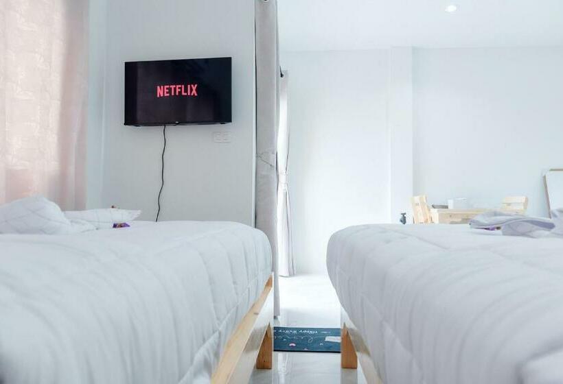 Номер Deluxe, Phanomrung Hostel & Linn Chan Cafe พนมรุ้ง โฮส์เทล แอนด์ ลิณณ์จัง คาเฟ่