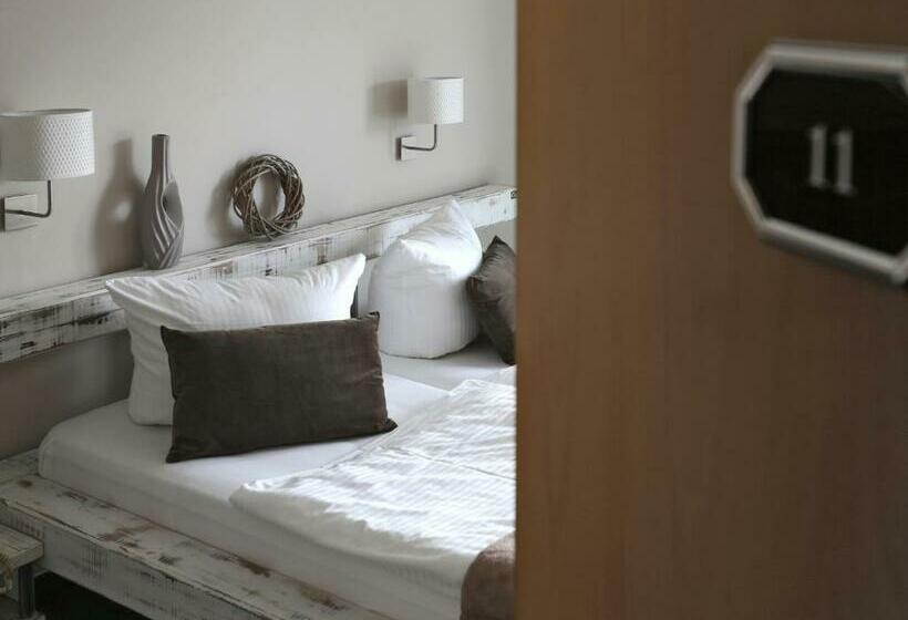 Standard Single Room with Balcony, & Restaurant Utkiek