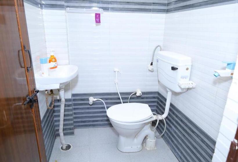 带大床的豪华间, Sia Taj Hotel I Nearest Taj Mahal I Agra I Couple Friendly