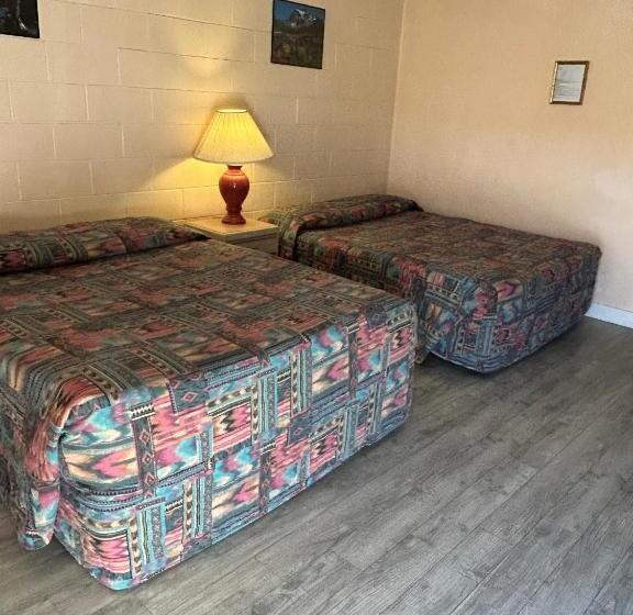 Четырехместный Номер Стандарт, Road Runner Motel Merritt Bc