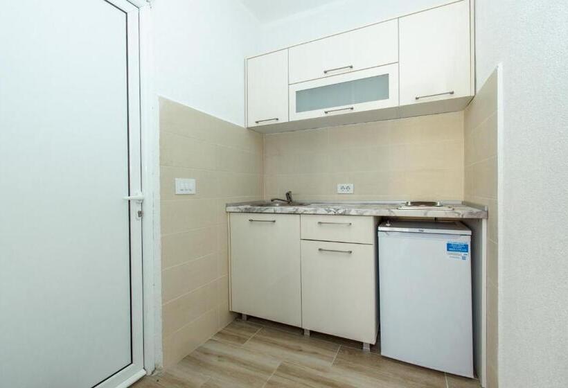 اتاق استاندارد, Deron Apartments