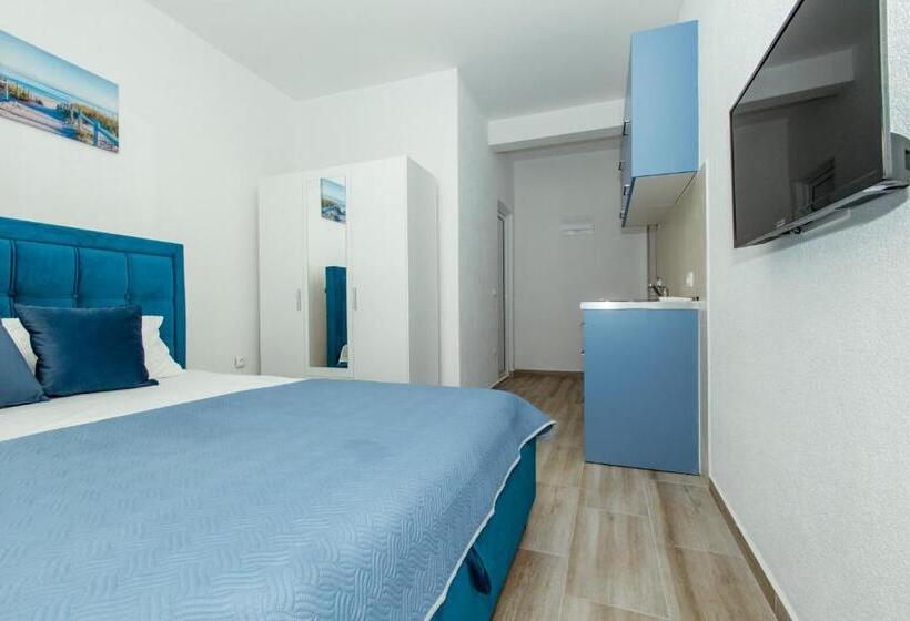اتاق استاندارد با چشم‌انداز باغ, Deron Apartments