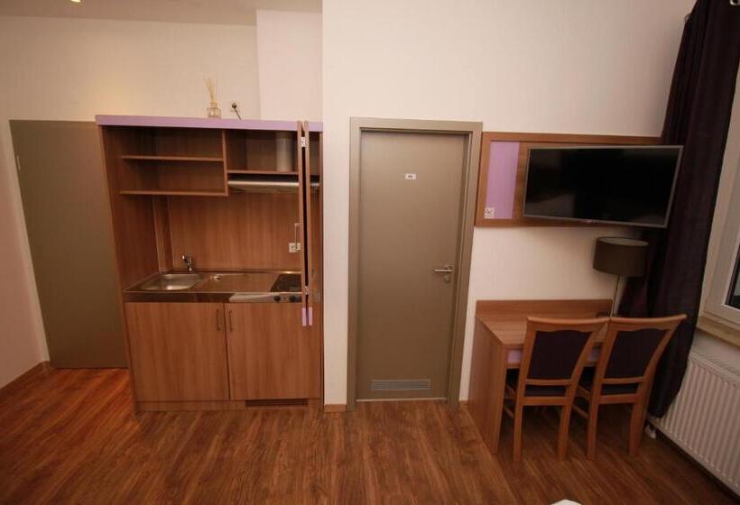 اتاق راحتی سه تخته, Slamba Hostel