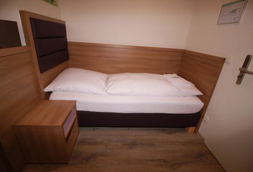 اتاق استاندارد یک تخته با سرویس بهداشتی مشترک, Slamba Hostel