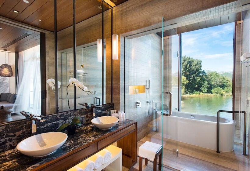 Suite with lake view, Yanqi Hotel, Managed By Kempinski