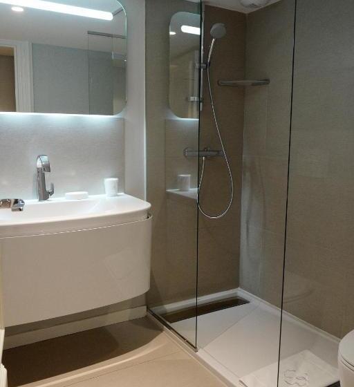اتاق استاندارد یک نفره, Clarance Hotel Lille