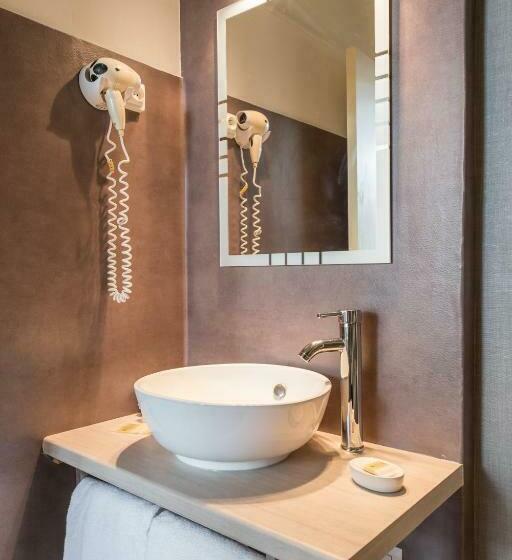 Номер Комфорт, Logis Hôtel Lafayette Rochefort France