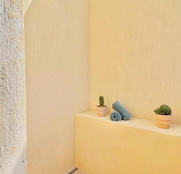 جناح مطلّ علي الجبل, Toile Blanche