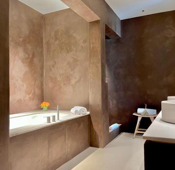 جناح مطلّ علي الجبل, Toile Blanche