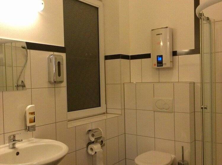 اتاق استاندارد سه نفره, Willy Hotel Frankfurt