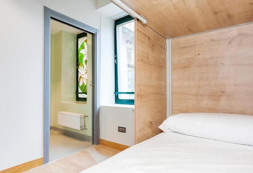 ２段ベッド付スタンダード４人部屋, A Room In The City Hostel