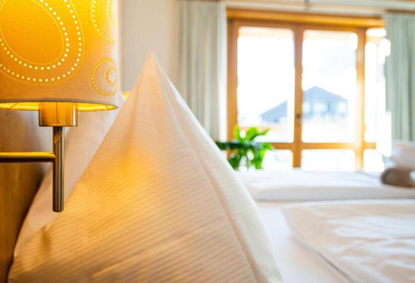 Трехместный Номер Комфорт, Das Gastein   Ganzjährig Inklusive Alpentherme Gastein & Sommersaison Inklusive Gasteiner Bergbahnen