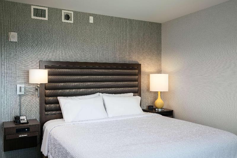 חדר סטנדרט עם מרפסת, Hampton Inn & Suites By Hilton Seattle/northgate