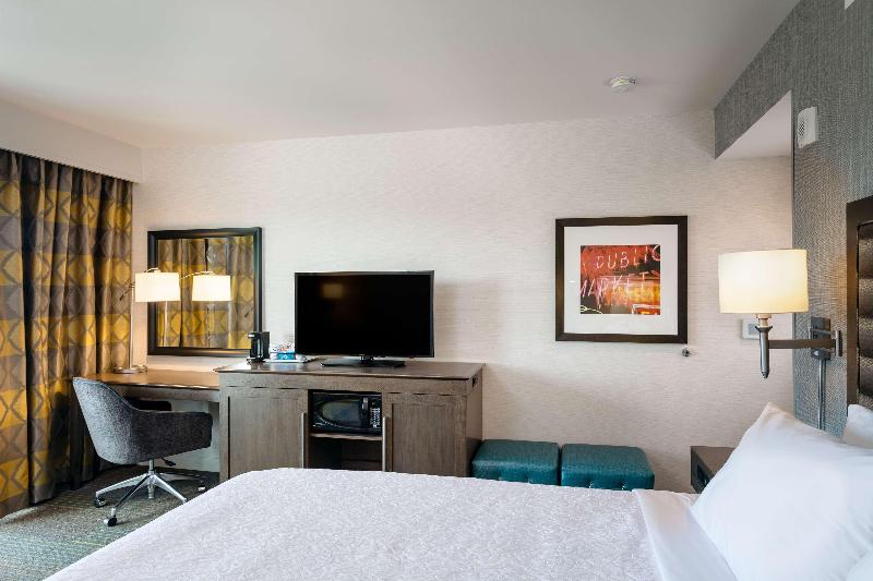 חדר סטנדרט עם מרפסת, Hampton Inn & Suites By Hilton Seattle/northgate