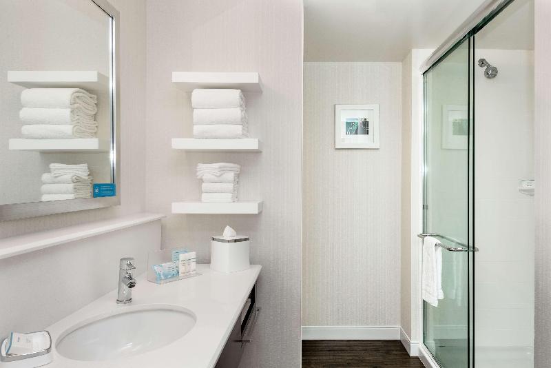 חדר סטנדרט עם מרפסת, Hampton Inn & Suites By Hilton Seattle/northgate