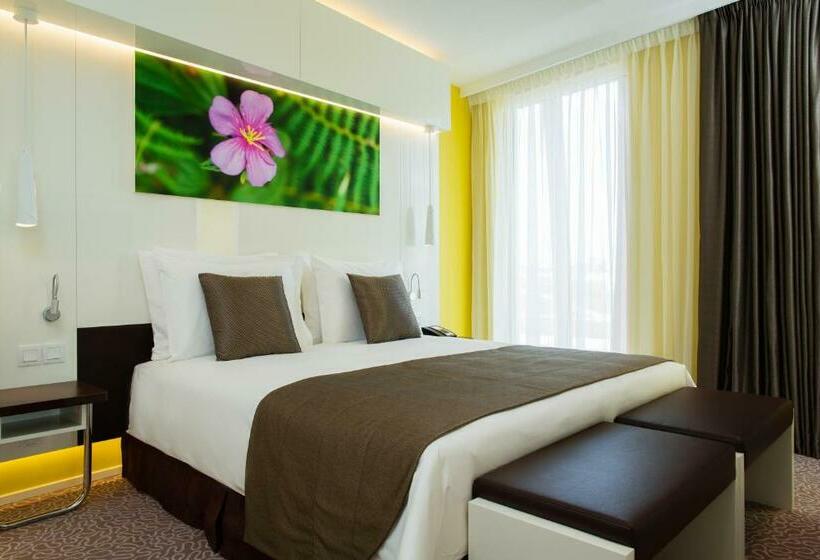 اتاق سوپریور با بالکن, Radisson Blu Hotel & Convention Centre Kigali