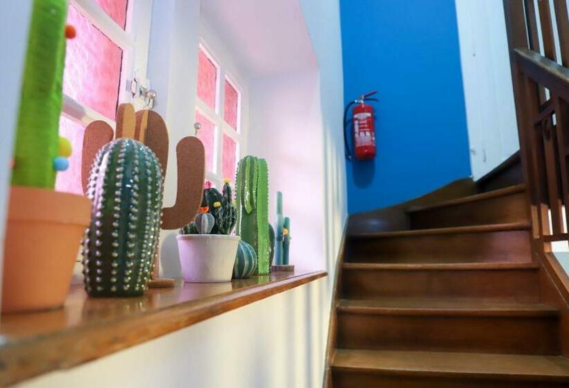 اتاق استاندارد با سرویس بهداشتی مشترک, The Red House