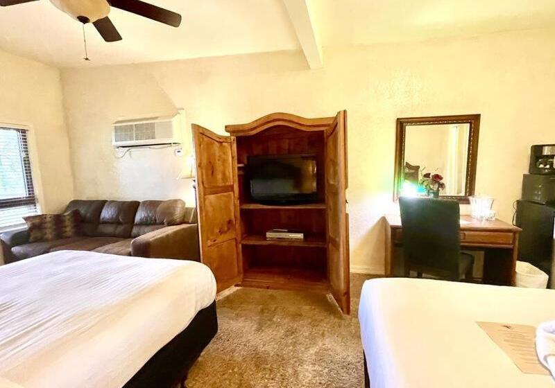 패밀리 룸, Lake View Queen Guest Room With Two Queens, Sleeper Sofa And Patio Overlooking Lake Ouachita,