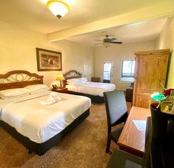 패밀리 룸, Lake View Queen Guest Room With Two Queens, Sleeper Sofa And Patio Overlooking Lake Ouachita,