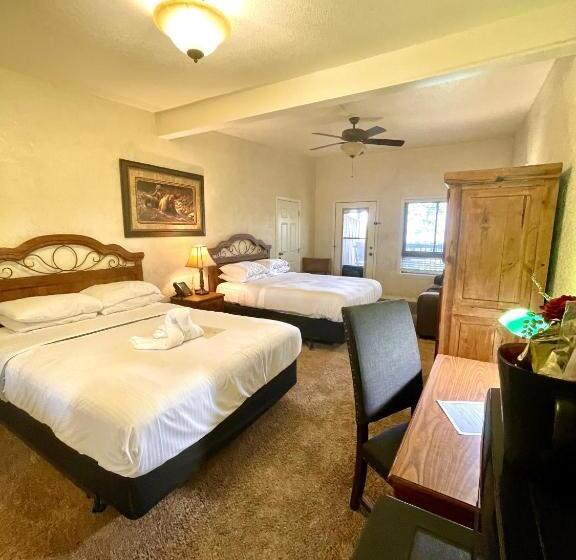 패밀리 룸, Lake View Queen Guest Room With Two Queens, Sleeper Sofa And Patio Overlooking Lake Ouachita,
