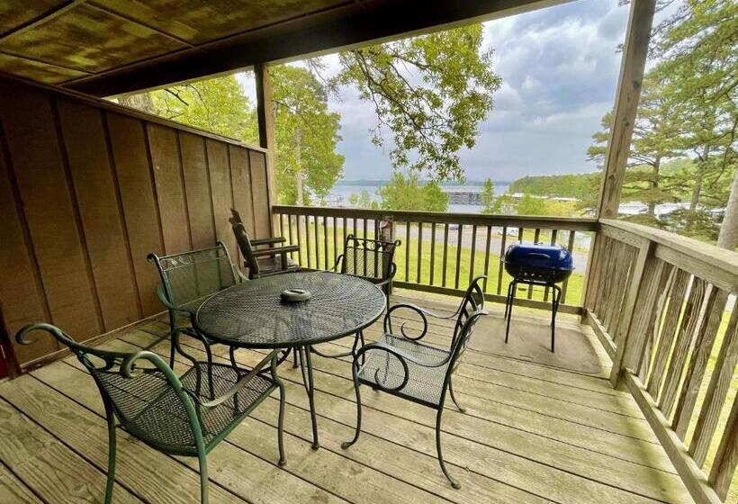 패밀리 룸, Lake View Queen Guest Room With Two Queens, Sleeper Sofa And Patio Overlooking Lake Ouachita,