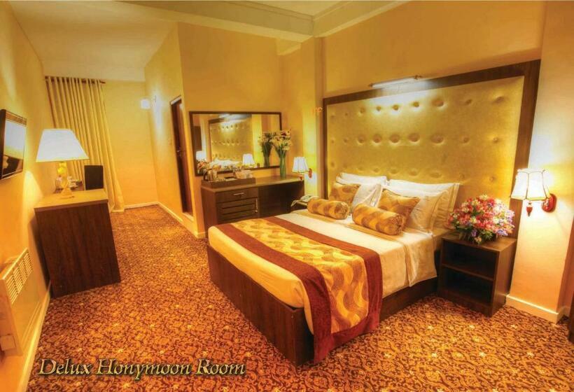 Номер Deluxe, The Queensburry City