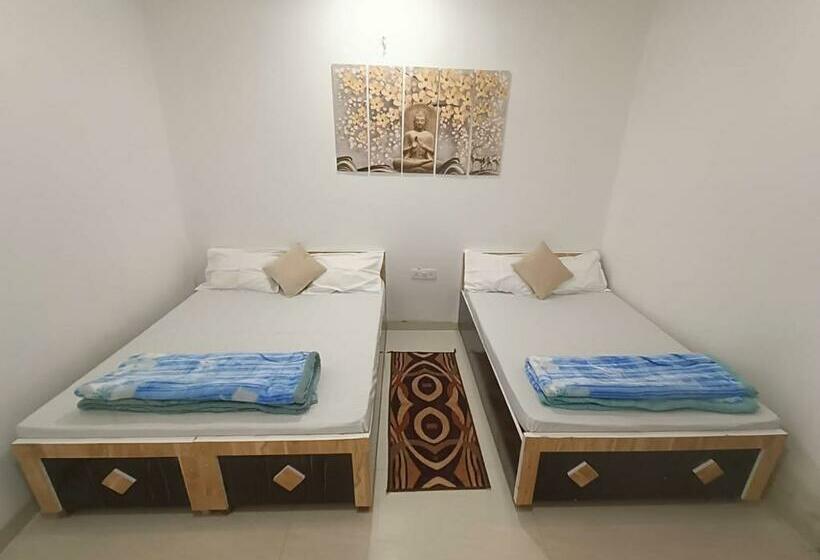 Deluxe Room, Meera