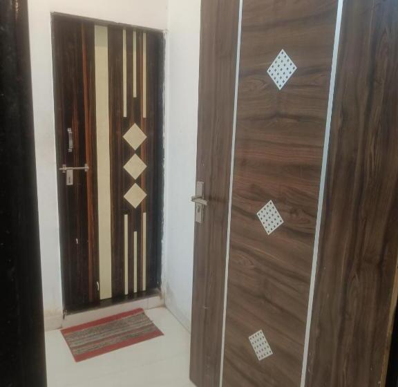 Deluxe Room, Meera