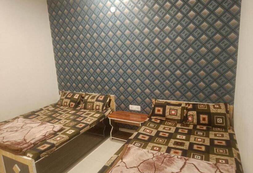 Deluxe Room, Meera