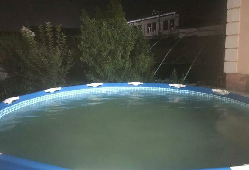 اتاق استاندارد با چشم‌انداز باغ, Sam Greenhouse Hostel