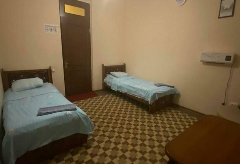 اتاق استاندارد با چشم‌انداز باغ, Sam Greenhouse Hostel