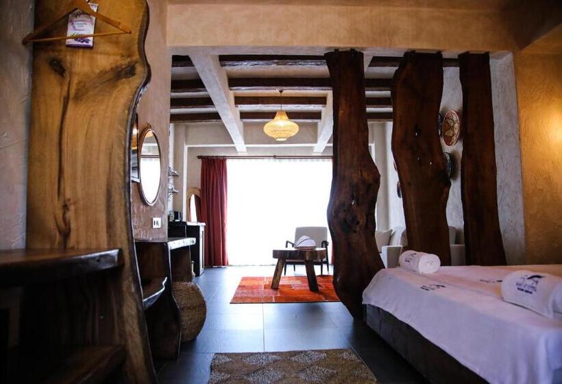 三人经典房间, Mavi̇ At Hotel Blue Horse