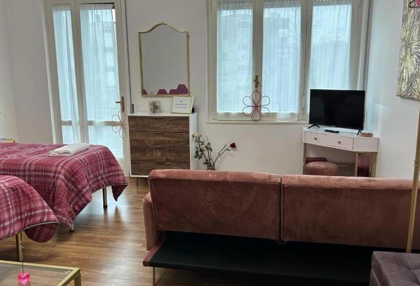 اتاق سه‌نفرۀ استاندارد با سرویس بهداشتی بیرون از اتاق, Comfort Accommodation Room & Le Camere