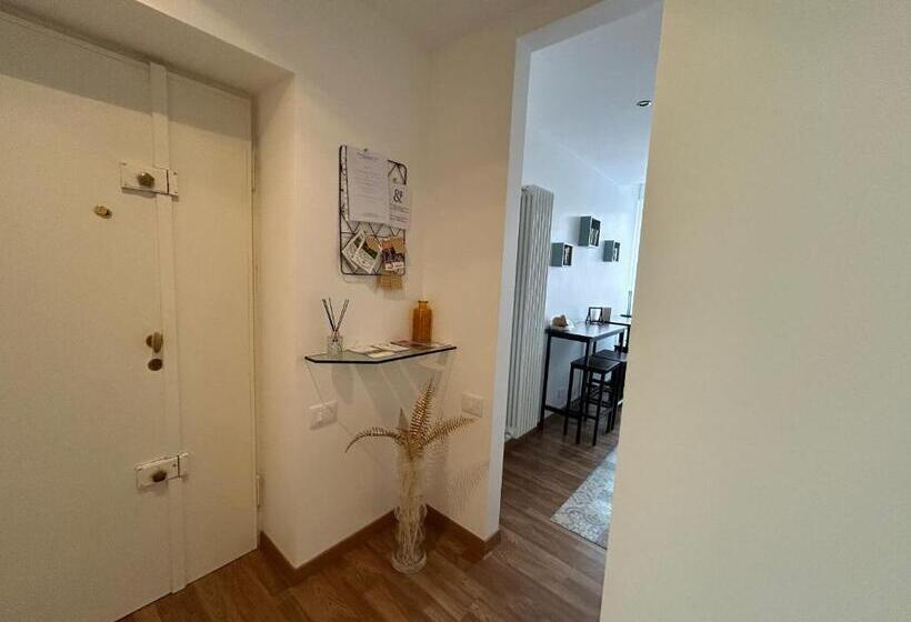 اتاق سه‌نفرۀ استاندارد با سرویس بهداشتی بیرون از اتاق, Comfort Accommodation Room & Le Camere