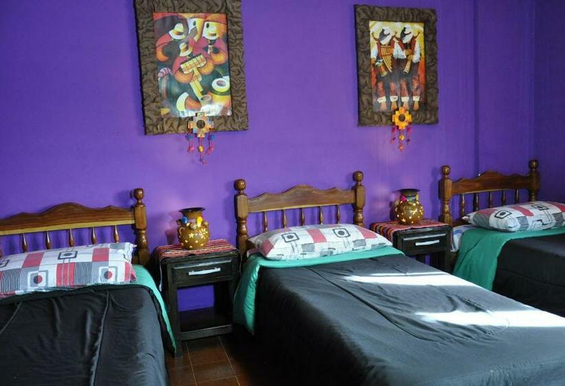 Трехместный Номер Стандарт Совместная Ванная, Hostel Copacabana La Quiaca