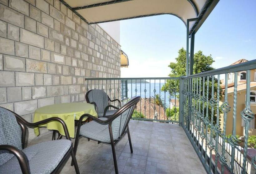 Triple Room Sea View, Garni Hotel Bokeška Noć