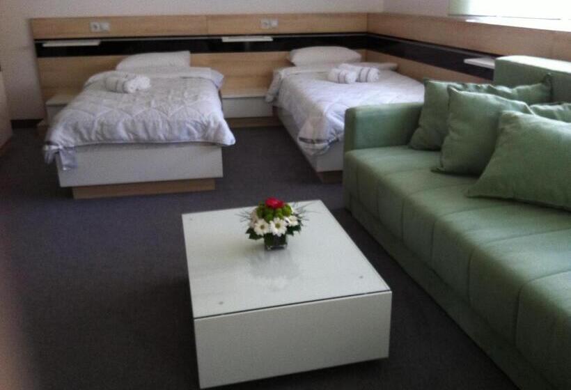 سوییت, Garni Hotel Consul