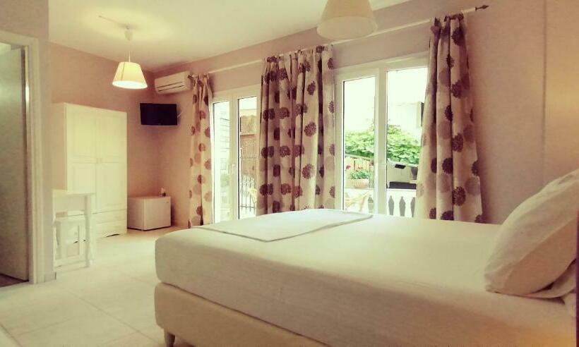 Standard Triple Room with Terrace, Avra