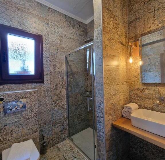 اتاق استاندارد سه نفره, Avra