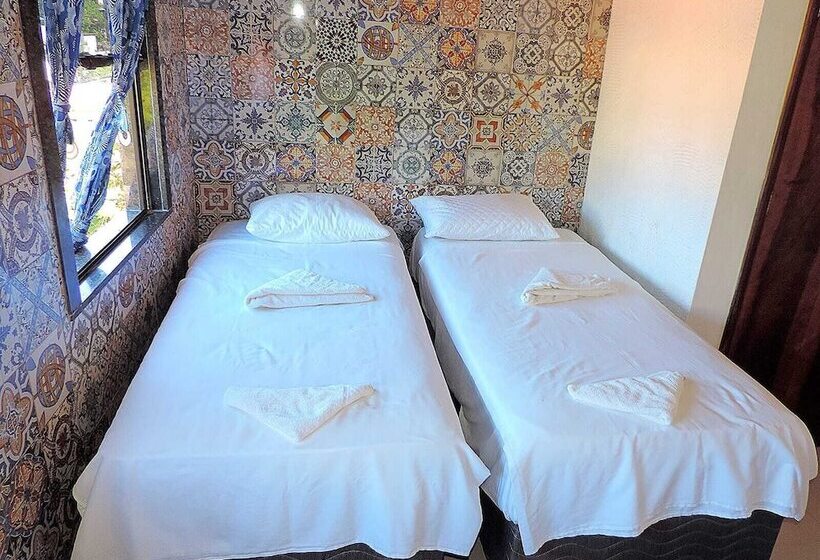 Quarto Quádruplo Estandar, Amendoeira Hotel Da Vila