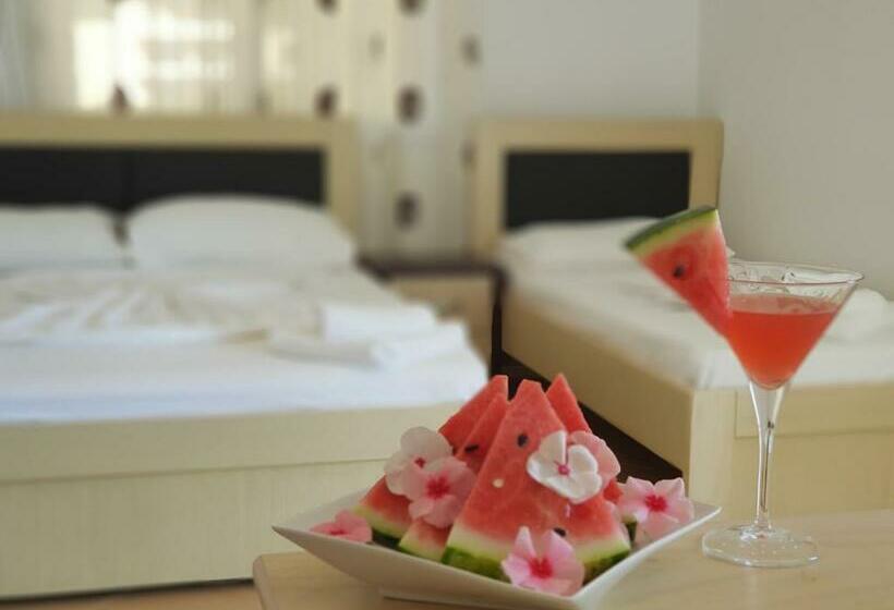 اتاق راحتی سه تخته, Family Hotel Haruni