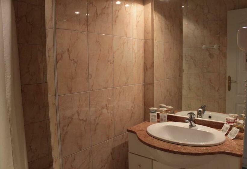 Четырехместный Номер Стандарт, Hôtel Ladagnous