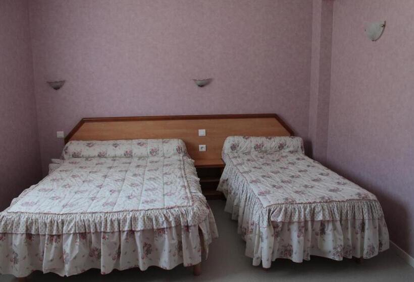 Номер Стандарт Трехместный, Hôtel Ladagnous
