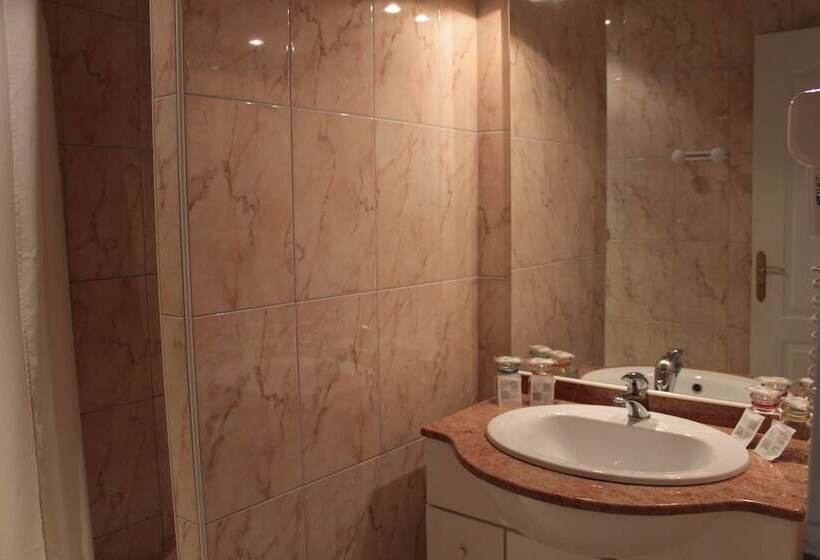 Четырехместный Номер Стандарт, Hôtel Ladagnous
