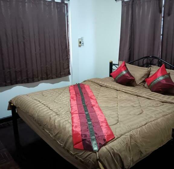 חדר סטנדרט חדר אמבטיה משותף, Hug Glur House Tour And Hostel