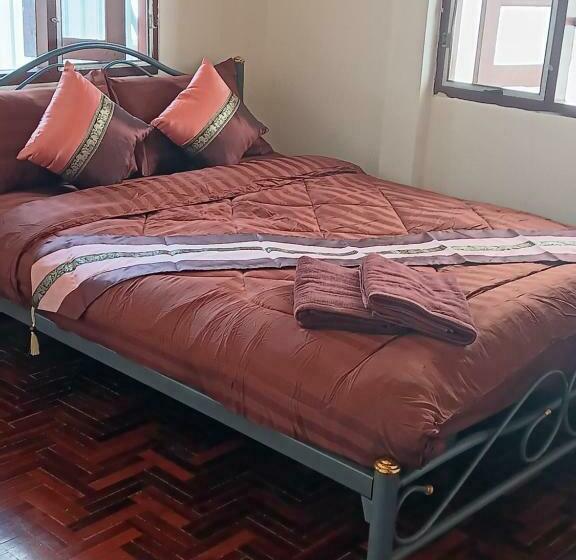 חדר סטנדרט חדר אמבטיה משותף, Hug Glur House Tour And Hostel