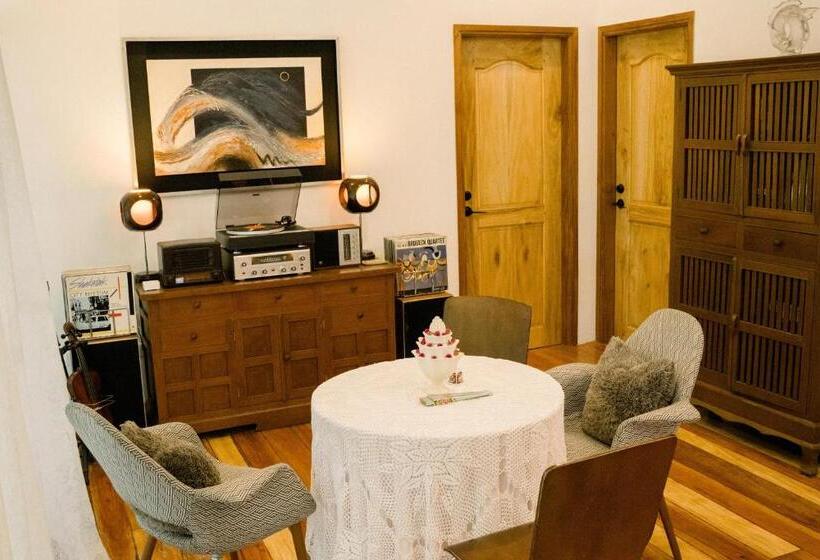 اتاق استاندارد با چشم‌انداز استخر, Balai Benedicere Bed & Breakfast